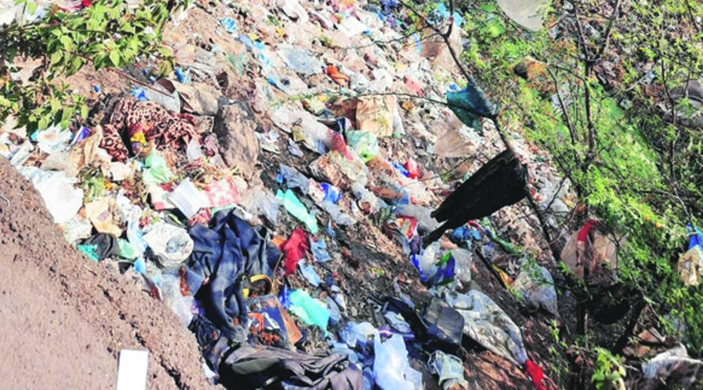 मुंढवा परिसरात कचरा आणि राडारोडा अस्ताव्यस्त पद्धतीने टाकला जातो.