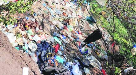 मुंढवा परिसरात कचरा आणि राडारोडा अस्ताव्यस्त पद्धतीने टाकला जातो. मुंढवा परिसरात कचरा आणि राडारोडा अस्ताव्यस्त पद्धतीने टाकला जातो.