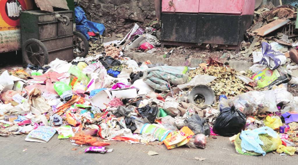 ताडीवाला रोड-ससून हॉस्पिटल प्रभागामध्ये ठिकठिकाणी कचऱ्याचे साम्राज्य दिसून येते.