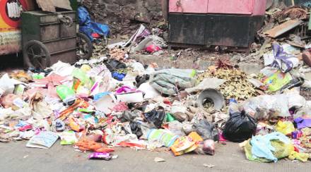 ताडीवाला रोड-ससून हॉस्पिटल प्रभागामध्ये ठिकठिकाणी कचऱ्याचे साम्राज्य दिसून येते.