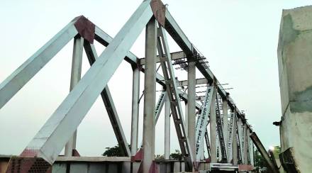 राजस्थान येथून आणलेल्या या तुळया प्रत्येकी ३५५ टन वजनाच्या आणि ८० मीटर लांबीच्या आहेत.