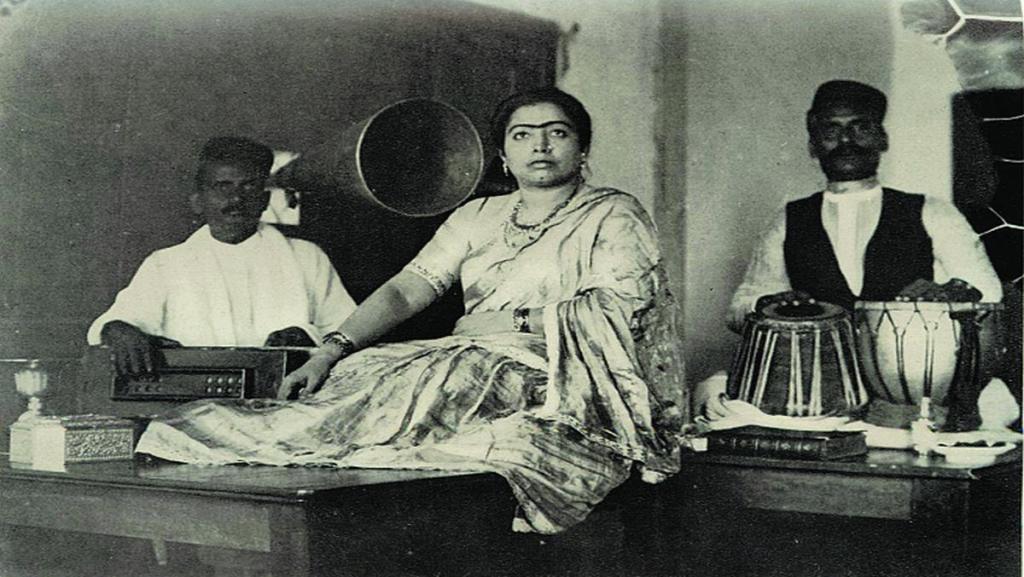 गौहरजान यांच्या ध्वनिमुद्रणापूर्वीचे छायाचित्र (मध्यभागी ध्वनिक्षेपण-कर्णा!)