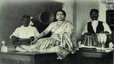 गौहरजान यांच्या ध्वनिमुद्रणापूर्वीचे छायाचित्र (मध्यभागी ध्वनिक्षेपण-कर्णा!)