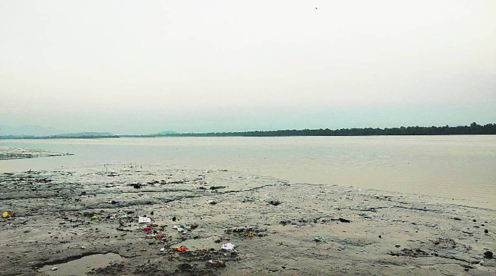 साकेत, नागला बंदर, कोलशेत या भागातील खाडी सुशोभीकरणाचे काम डिसेंबपर्यंत पूर्ण करण्यासाठी पालिकेने पावले उचलली आहेत. 