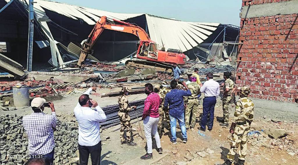 वसई पूर्वेच्या कामण येथे झालेल्या कारवाईत ५५ हजार चौरस फुटांचे अनधिकृत बांधकाम जमीनदोस्त करण्यात आले आहे.