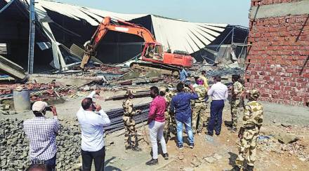 वसई पूर्वेच्या कामण येथे झालेल्या कारवाईत ५५ हजार चौरस फुटांचे अनधिकृत बांधकाम जमीनदोस्त करण्यात आले आहे.