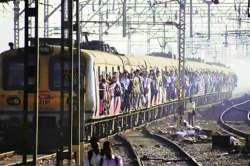 प्रवाशाचे धड उल्हासनगरात, शिर अंबरनाथ लोकलमध्ये