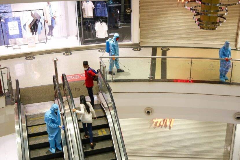 मॉलमध्ये करोना पार्श्वभूमीवर खबरदारी घेतली जात आहे. (छायाचित्र ।। लोकसत्ता) मॉलमध्ये करोना पार्श्वभूमीवर खबरदारी घेतली जात आहे. (छायाचित्र ।। लोकसत्ता)