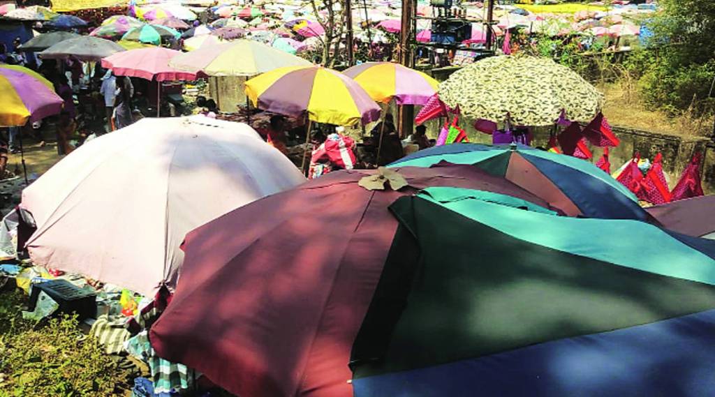 करोनाचा प्रादुर्भाव कमी होताच पुन्हा शहरी व ग्रामीण भागात आठवडे बाजार भरण्यास सुरुवात झाली आहे.