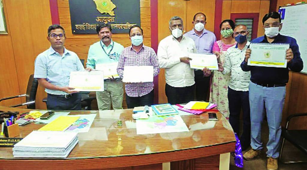 आयुक्तांनी स्वत: दंड भरून त्याची पावती समाजमाध्यमांवर प्रसारित करावी, अशी मागणी सर्व पक्ष करत आहेत.