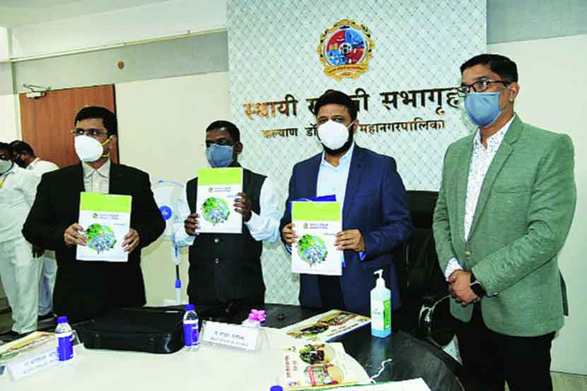 कल्याण-डोंबिवली महापालिकेतील मुख्य लेखा व वित्त अधिकारी सत्यवान उबाळे यांनी पालिकेचा तर, परिवहन महाव्यवस्थापक दीपक सावंत यांनी परिवहन विभागाचा अर्थसंकल्प बुधवारी आयुक्त डॉ. सूर्यवंशी यांना सादर केला.