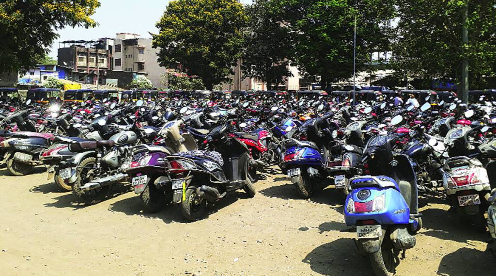 कोणत्याही निविदेची वाट न पाहता अंबरनाथ पश्चिमेतील रेल्वे स्थानकाशेजारील वाहनतळावर काही व्यक्तींनी बनावट पावत्या छापून वाहनचालकांकडून बेकायदा वसुली सुरू केली आहे. 