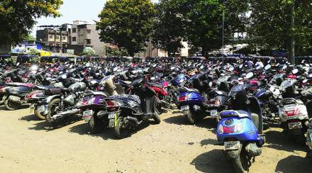 कोणत्याही निविदेची वाट न पाहता अंबरनाथ पश्चिमेतील रेल्वे स्थानकाशेजारील वाहनतळावर काही व्यक्तींनी बनावट पावत्या छापून वाहनचालकांकडून बेकायदा वसुली सुरू केली आहे. 