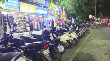 दुचाकींबरोबर मोटारी खरेदी करण्याचे प्रमाण वाढते असून शहरातील गर्दीच्या भागात बेशिस्तपणे वाहने लावणाऱ्या वाहनचालकांना शिस्त लावण्यासाठी वाहतूक पोलिसांनी नो पार्किंगची मात्रा वापरली आहे.