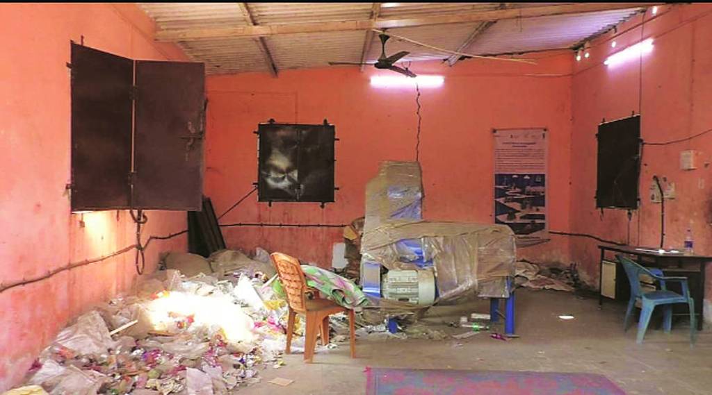 सुमारे १८ प्रकारच्या कचऱ्याचे विलगीकरण करून त्याला पुनर्वापरासाठी पाठवत त्या माध्यमातून कचरावेचकांना रोजगार आणि प्लास्टिकवर प्रक्रिया केली जात होती. सुमारे १८ प्रकारच्या कचऱ्याचे विलगीकरण करून त्याला पुनर्वापरासाठी पाठवत त्या माध्यमातून कचरावेचकांना रोजगार आणि प्लास्टिकवर प्रक्रिया केली जात होती.