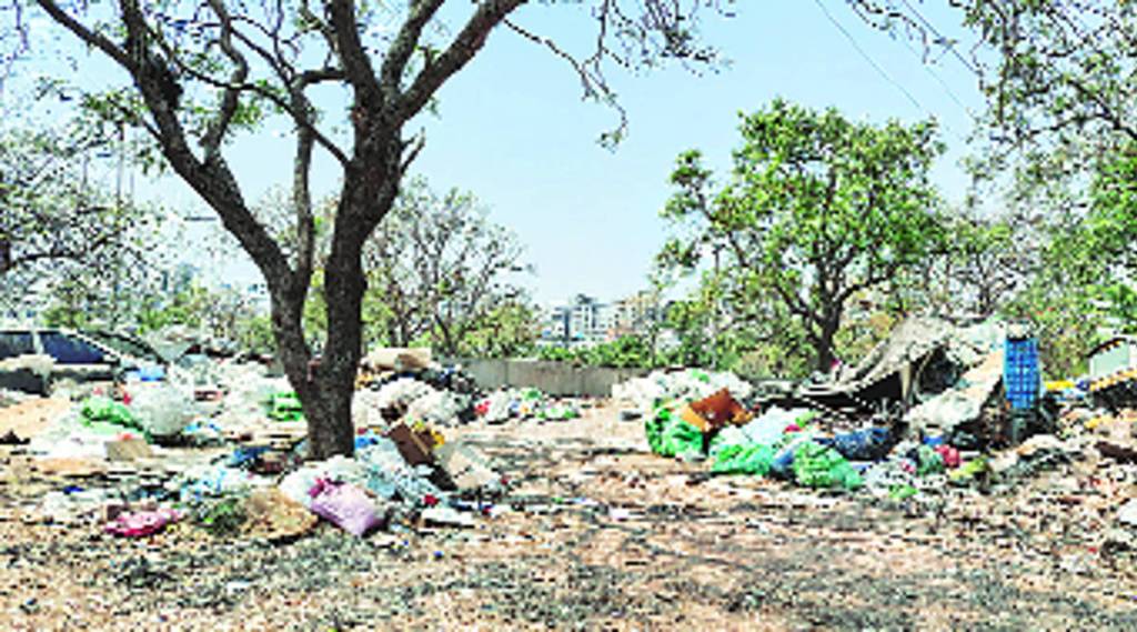 प्रभागातील मोकळ्या जागेत अशाप्रकारे उघडय़ावर कचरा आणि बंद पडलेली वाहने दिसून येतात.