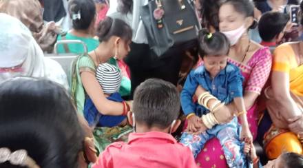 स्थानक परिसरात फेरीवाल्यांचा वावर वाढला असून प्रवाशांमध्ये लहान मुलांची संख्या वाढताना दिसत आहे.