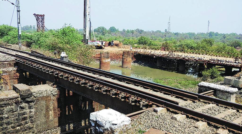 वाणगाव रेल्वे मार्गाच्या मुखाजवळ कापशी खाडीने पारंपरिक मार्ग बदलला आहे.   पावसाळ्यात रेल्वे खाडी पूल क्रमांक १६१ जवळ जीर्ण पुलाला धोका वाढला आहे.