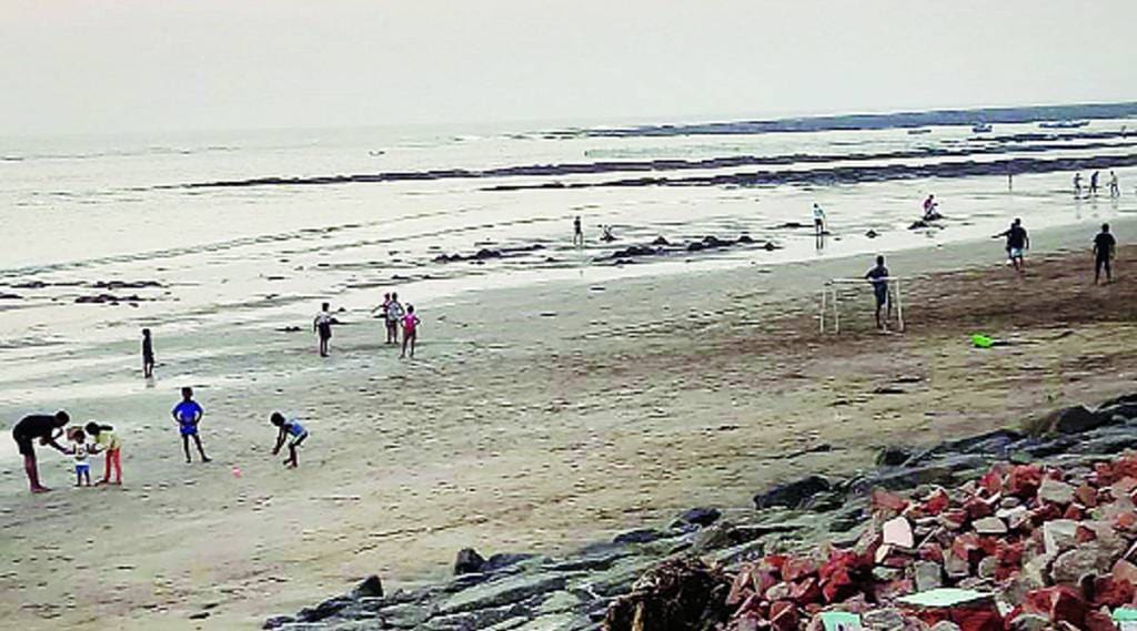 बेकायदा वाळू उपशामुळे नरपड समुद्र किनाऱ्यावर बांधण्यात आलेल्या धूप प्रतिबंध बंधारा धोकादायक बनला आहे.