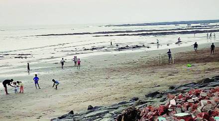 बेकायदा वाळू उपशामुळे नरपड समुद्र किनाऱ्यावर बांधण्यात आलेल्या धूप प्रतिबंध बंधारा धोकादायक बनला आहे.