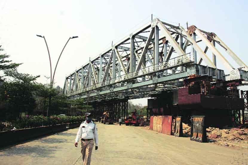 मुंब्रा रेतीबंदर येथील उन्नत मार्गिकेवर लोखंडी तुळई बसविण्याचे काम रविवारपासून हाती घेण्यात आले होते. (छायाचित्र : दीपक जोशी) मुंब्रा रेतीबंदर येथील उन्नत मार्गिकेवर लोखंडी तुळई बसविण्याचे काम रविवारपासून हाती घेण्यात आले होते. (छायाचित्र : दीपक जोशी)