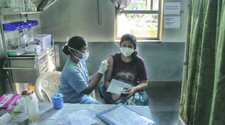 लशीचा मुबलक साठा नाही म्हणून डोंबिवलीतील एका खासगी रुग्णालयाने तीन दिवस लसीकरण बंद ठेवण्यात येत असल्याचे जाहीर केले आहे. लशीचा मुबलक साठा नाही म्हणून डोंबिवलीतील एका खासगी रुग्णालयाने तीन दिवस लसीकरण बंद ठेवण्यात येत असल्याचे जाहीर केले आहे.