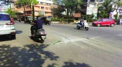 रस्त्यामधील तुटलेल्या वाहिनीमुळे अपघाताची शक्यता