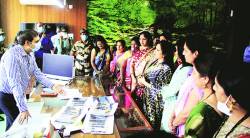 ठाण्यात भाजप नगरसेविकांचे आयुक्तांच्या दालनात ठिय्या आंदोलन