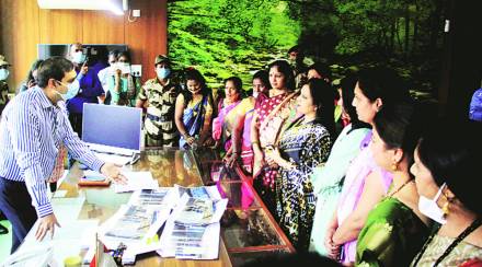 अखेर स्मार्ट सिटीच्या माध्यमातून उभारण्यात आलेले सात विश्रांतीगृह आठवडाभरात सुरू करण्याचे आश्वासन प्रशासनाने दिल्यानंतर त्यांनी आंदोलन मागे घेतले.