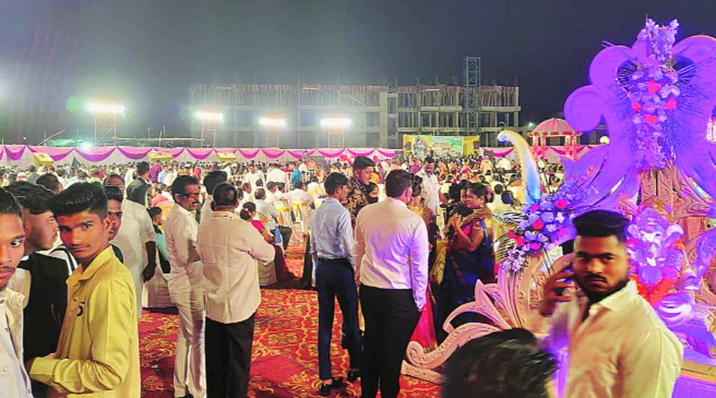 करोना संसर्गाचे नियम पायदळी तुडवून विवाह सोहळा आयोजित केल्याने ड प्रभाग कार्यालयाने या सोहळ्याच्या आयोजकांवर बुधवारी रात्री कोळसेवाडी पोलीस ठाण्यात फौजदारी गुन्हे दाखल केले. करोना संसर्गाचे नियम पायदळी तुडवून विवाह सोहळा आयोजित केल्याने ड प्रभाग कार्यालयाने या सोहळ्याच्या आयोजकांवर बुधवारी रात्री कोळसेवाडी पोलीस ठाण्यात फौजदारी गुन्हे दाखल केले.