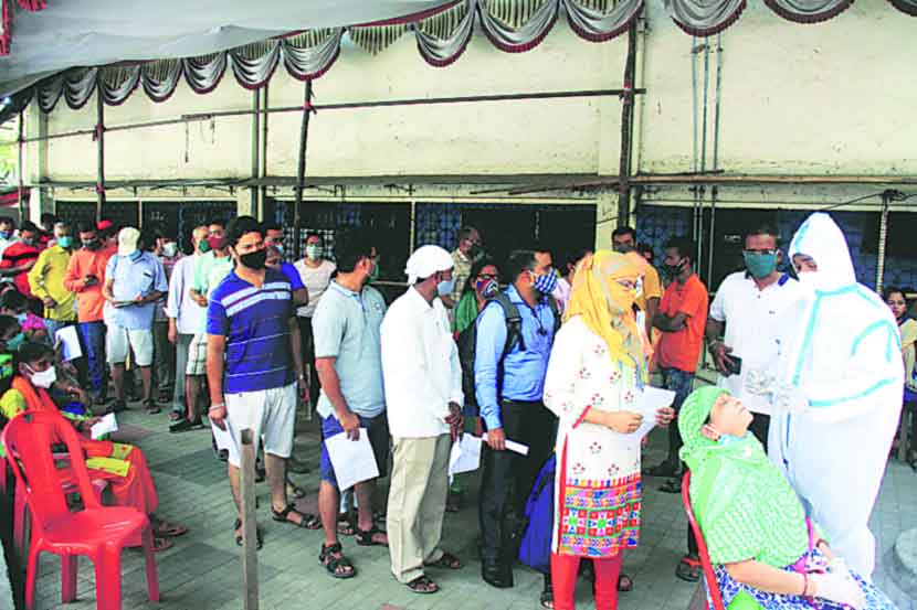 ठाण्यात करोना रुग्णांची संख्या वाढत असून करोना चाचणी केंद्रावर चाचणी करण्यासाठी गर्दी होत आहे. ठाण्यात करोना रुग्णांची संख्या वाढत असून करोना चाचणी केंद्रावर चाचणी करण्यासाठी गर्दी होत आहे.