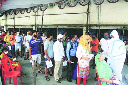 ठाण्यात करोना रुग्णांची संख्या वाढत असून करोना चाचणी केंद्रावर चाचणी करण्यासाठी गर्दी होत आहे.