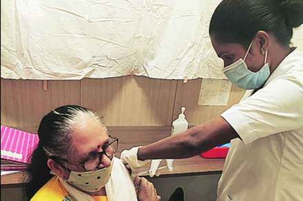 लसीकरण मोहिमेला काहीशा प्रमाणात गती प्राप्त झाली असून ४३ हजार ६५४ नागरिकांना लशीचा डोस देण्यात आला आहे. एकूण ६०० नागरिकांना लस देण्याचे धैर्य निश्चित करण्यात आले आहे.