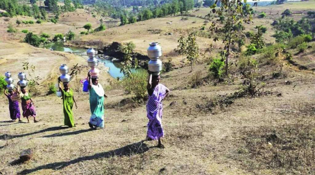उशाला धरण असूनही घशाला कोरड पडल्याची परिस्थिती जिल्ह्य़ातील मोखाडा, विक्रमगड, जव्हार व वाडा तालुक्यांमध्ये दिसून येत आहे.