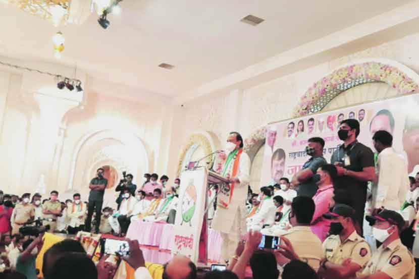 स्वत:चं पोट उपाशी ठेवून शेजाऱ्याला लस – अजित पवार