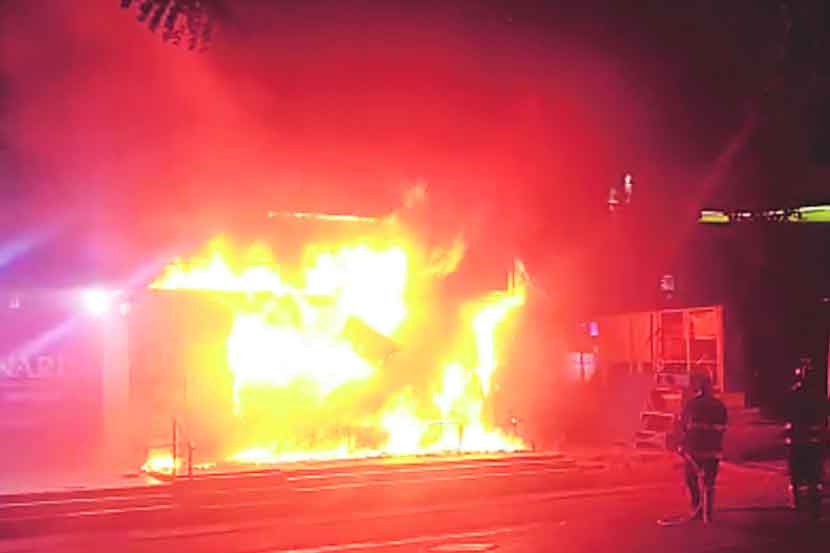 एटीएम मशीनला आग, लाखोंचे नुकसान एटीएम मशीनला आग, लाखोंचे नुकसान