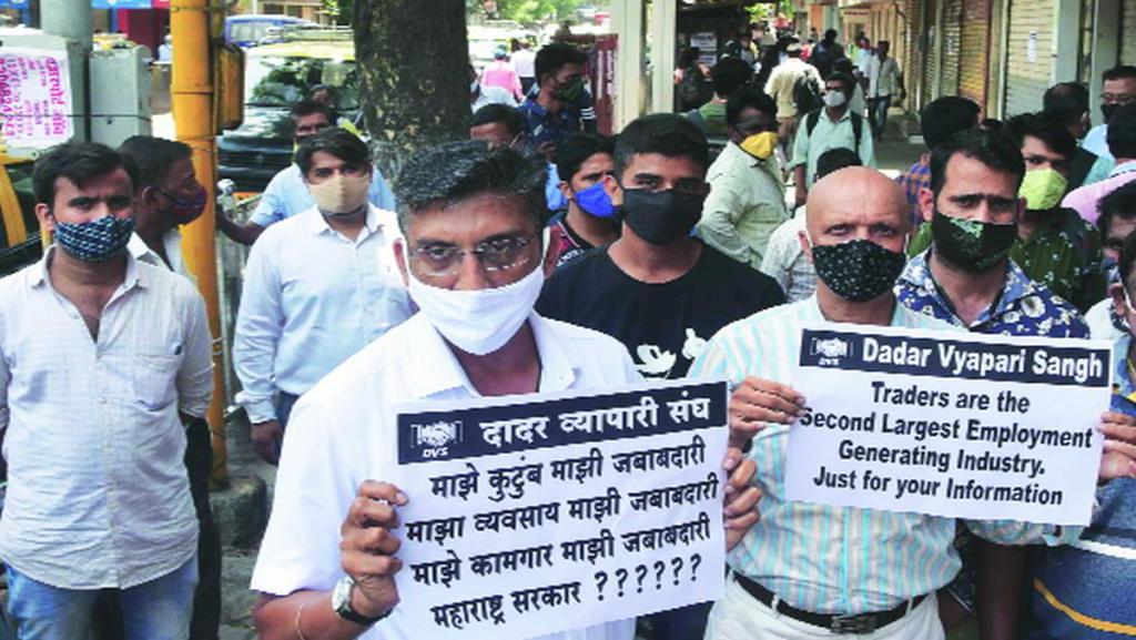 व्यापाऱ्यांनी दादर येथे मंगळवारी निदर्शने केली. (छाया-गणेश शिर्सेकर)