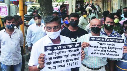 व्यापाऱ्यांनी दादर येथे मंगळवारी निदर्शने केली. (छाया-गणेश शिर्सेकर)