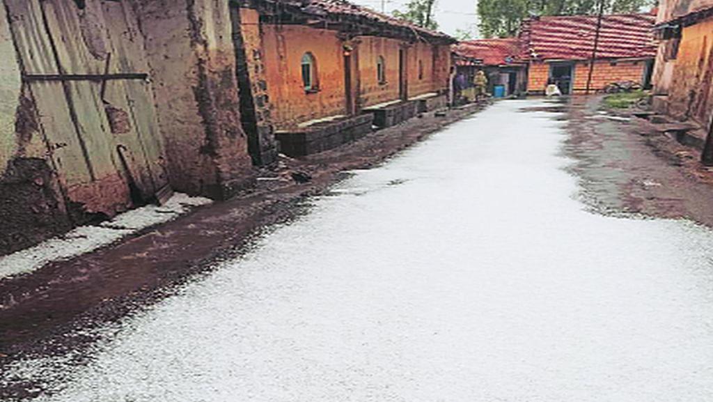 कोल्हापूरच्या कागल तालुक्यातील नंदाळ गावाला सोमवारी गारपिटीने झोडपले. रस्ते, शेत, शिवार सर्वत्र गारा पडल्याचे पाहण्यास मिळत होते.