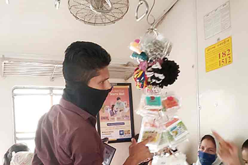 सामान्यांसाठी बंद लोकलमध्ये फेरीवाल्यांची गजबज