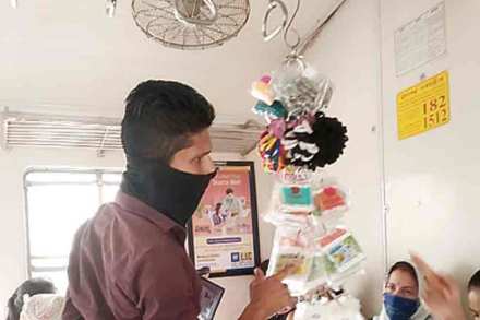 सामान्यांसाठी बंद लोकलमध्ये फेरीवाल्यांची गजबज