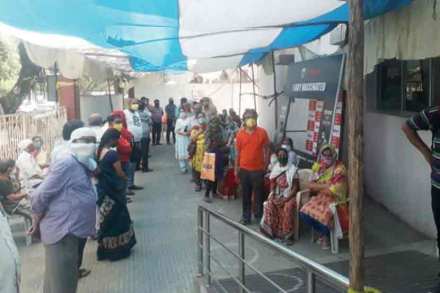 महापालिकेच्या गांधीनगरमधील इंदिरा गांधी रुग्णालयात लसीकरणासाठी उसळलेली गर्दी.