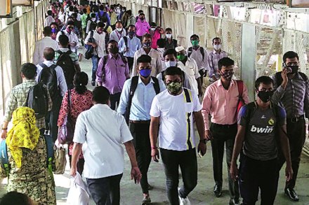 संचारबंदी असतानाही गुरुवारी ठाणे, कल्याण, डोंबिवली यांसह सर्वच शहरांतील बाजारांत, रेल्वे स्थानकांत नागरिकांची लगबग दिसून आली. ठाणे स्थानकातील सॅटीस पुलावरही मोठी गर्दी  होती. (सर्व छायाचित्र : दीपक जोशी) संचारबंदी असतानाही गुरुवारी ठाणे, कल्याण, डोंबिवली यांसह सर्वच शहरांतील बाजारांत, रेल्वे स्थानकांत नागरिकांची लगबग दिसून आली. ठाणे स्थानकातील सॅटीस पुलावरही मोठी गर्दी  होती. (सर्व छायाचित्र : दीपक जोशी)