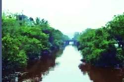 कळंबालीत खाडीपात्र ‘लाल’