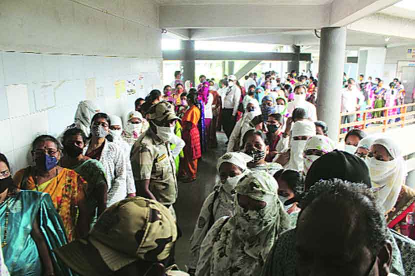महापालिके कडून मध्यवर्ती खाट आरक्षण प्रणालीविषयी प्रशिक्षणाकरिता शिक्षकांना मुख्यालयात बोलविल्याने अशी गर्दी झाली होती. त्यामुळे करोनाविषयक नियम धुडकावले गेले.