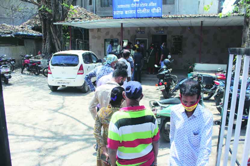 सराफ बाजार पोलीस चौकीत प्रवेशपत्र घेण्यासाठी मेनरोडवरील व्यापारी आणि कामगारांनी केलेली गर्दी
