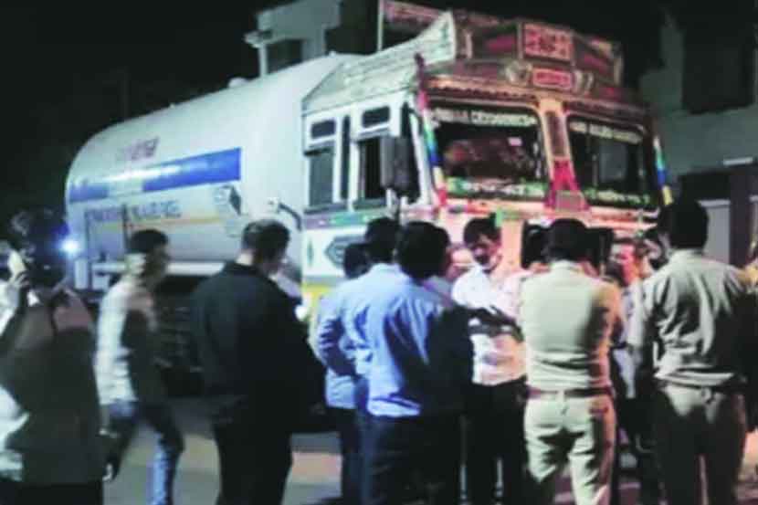 शहरातील खासगी रुग्णालयांतील प्राणवायूचा साठा संपुष्टात येत असतानाच प्राणवायू घेऊन नगरमध्ये दाखल झालेला टँकर मध्यरात्री रस्त्यातच बंद पडला होता. पोलीस व राजकीय कार्यकर्त्यांंनी तातडीने घटनास्थळी धाव घेत मेकॅनिक शोधून आणत टँकरमधील बिघाड दुरुस्त केला.