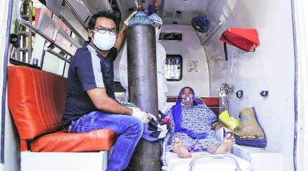 कोविड १९चा संसर्ग झालेल्या बहुतांश रुग्णांना श्वसनमार्गात संसर्ग झालेला असतो. त्यापैकी बहुतेक गंभीर रुग्णांच्या लक्षणांमध्ये श्वास घ्यायला त्रास होणे हे लक्षण आढळते.
