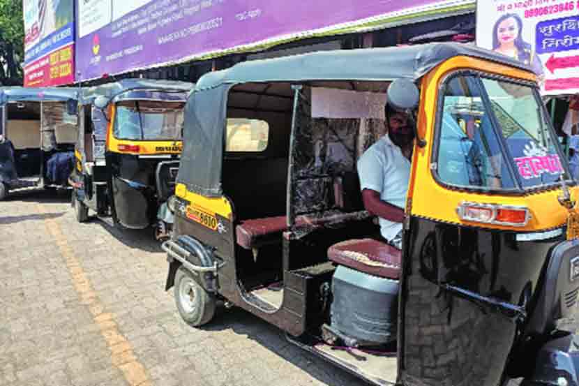 करोनाबाधितांना रुग्णालयात नेण्यासाठी रिक्षांची धाव