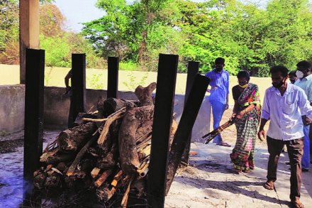 नातेवाईक पोहचू न शकल्याने सासूला मुखाग्नी
